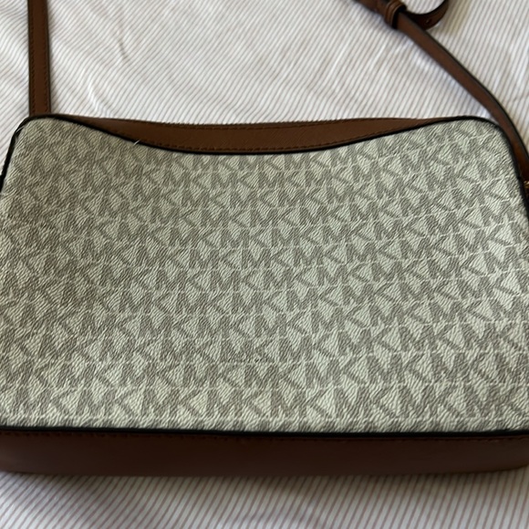 Michael Kors Crossbody w/ card case - Picture 4 of 7